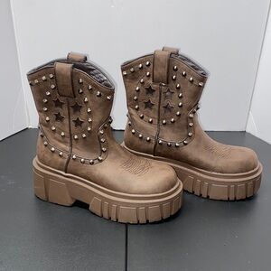 NWOB - Dolls Kill Current Mood Brown Star Studded Western Boots- SZ 6